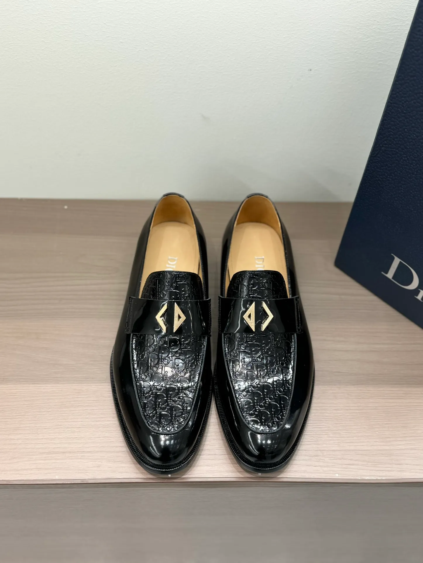 [Dior Dior] Top P: 960💰 Standard code 39-44 (38.45.46 custom-made, non-refundable and non-exchangeable) Dior Dior's latest high-end men's boutique casual leather shoes, the upper is carefully made of black cowhide/open-edge beaded leather/high-mercerized frosted cowhide, the classic silhouette shows elegance, and the upper strap is matched with a metal-coated CD Icon decorative buckle to enhance the style. Comfortable and lightweight, the Italian leather sole features anti-slip rubber inserts. The Blake structured leather sole with anti-slip details showcases Dio*'s exceptional craftsmanship. Elegant and refined, it can be matched with all kinds of suits.